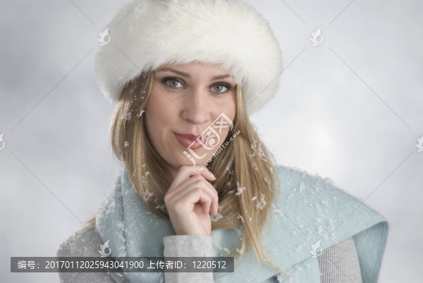 美麗的金發(fā)女郎在冬季服裝