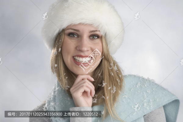 美麗的金發(fā)女郎在冬季服裝