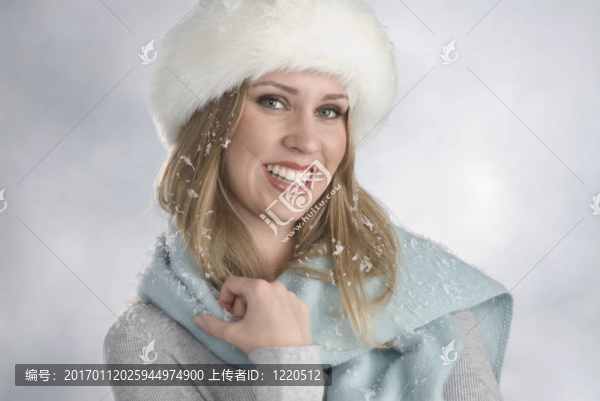 美麗的金發(fā)女郎在冬季服裝
