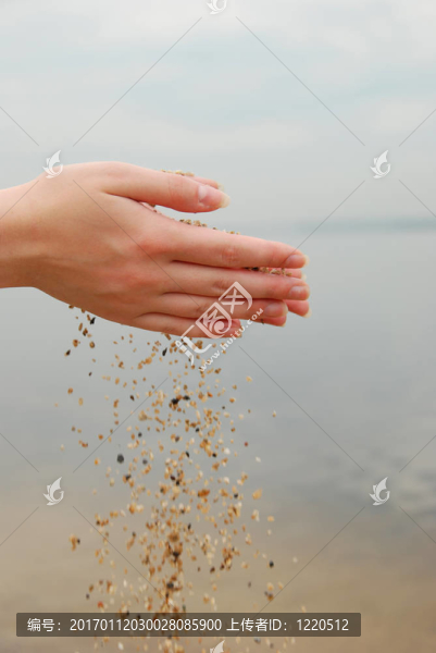 女性手上的沙子