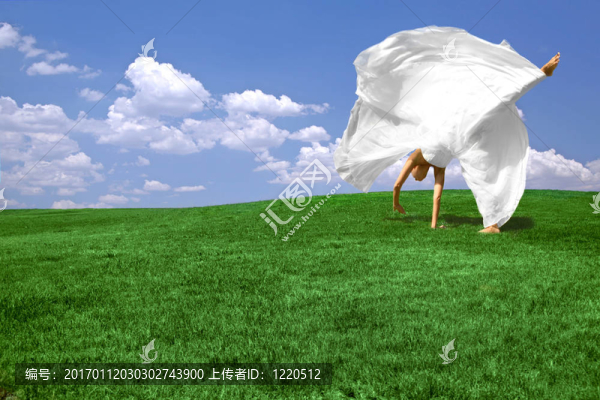 綠草和藍天背景與女子翻滾