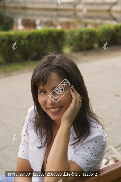微笑的女