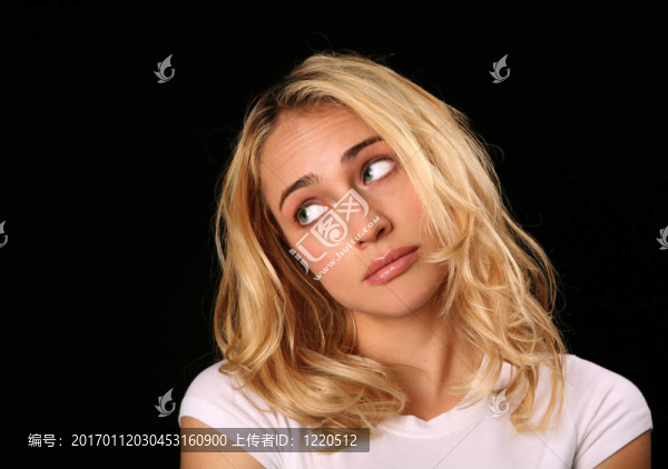 女孩看向一邊的態(tài)度