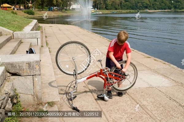 男孩修理自行車