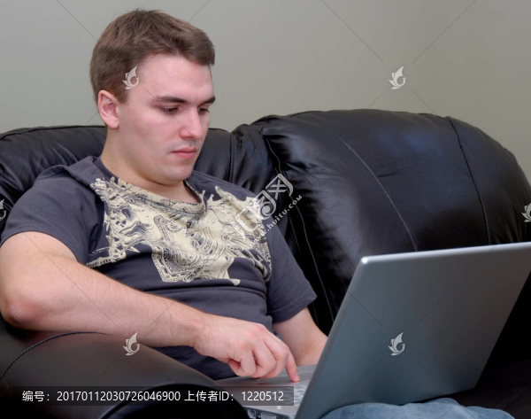 帶筆記本電腦的休閑男子