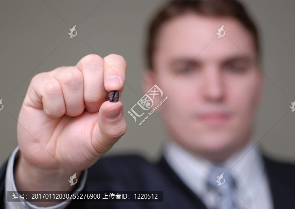 商人展示咖啡豆淺景深