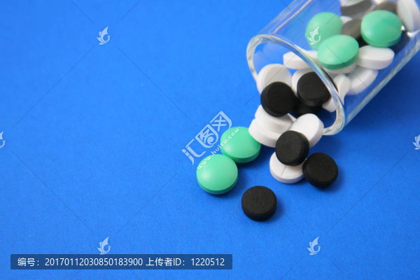 玻璃杯里的藥丸