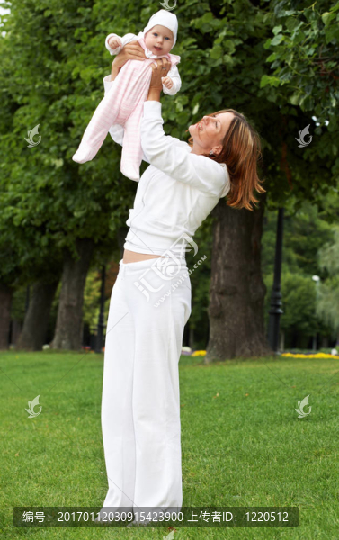 可愛(ài)的母親與可愛(ài)的嬰兒