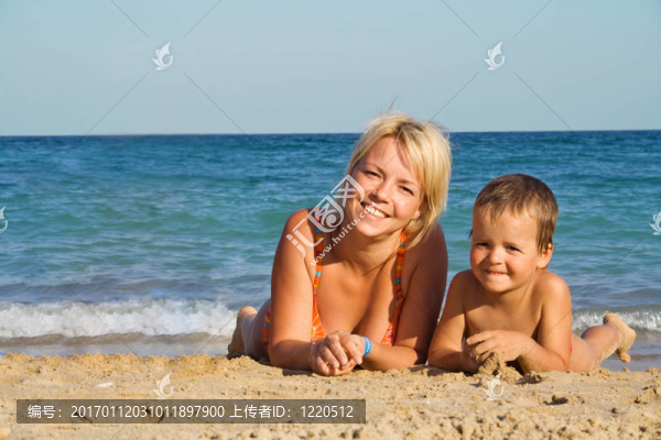 母親和兒子在海灘上