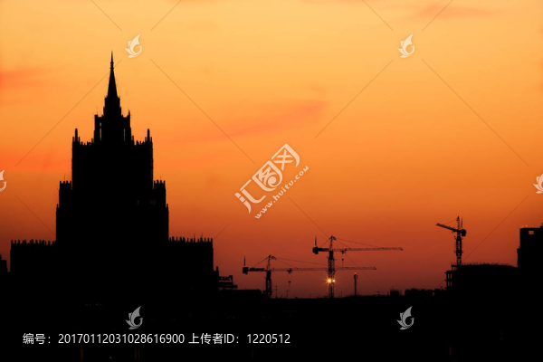 建筑；起重機(jī)；天空