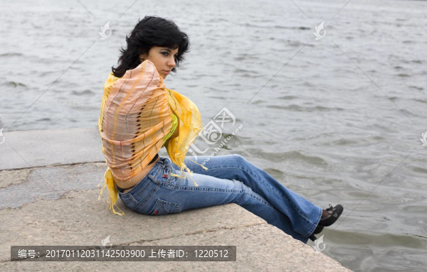 由寒冷的河流