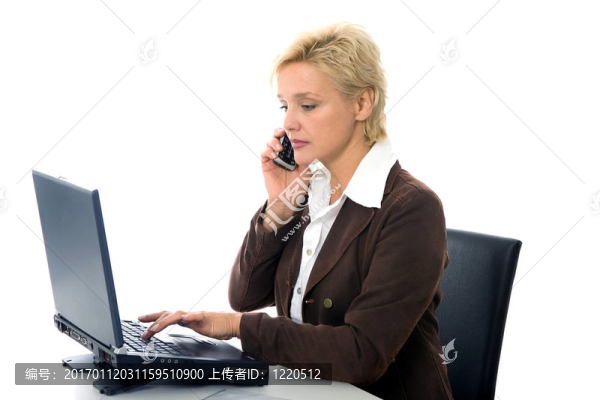 商業(yè)金發(fā)女人在電話上說(shuō)話；孤立的白色