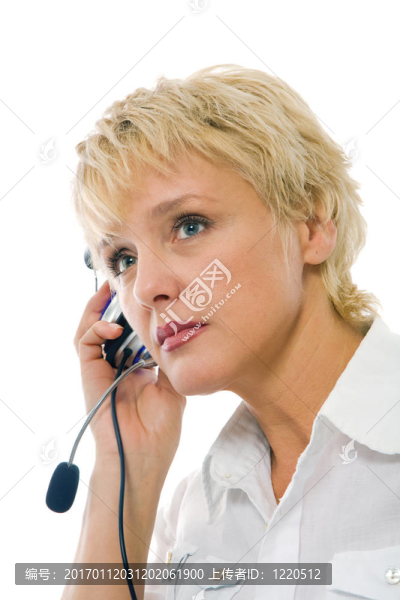戴著耳機的女人；白色的