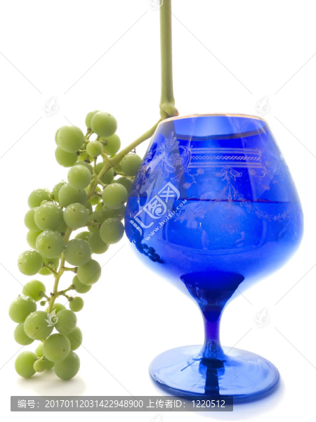 綠色葡萄和深藍色玻璃杯配葡萄酒