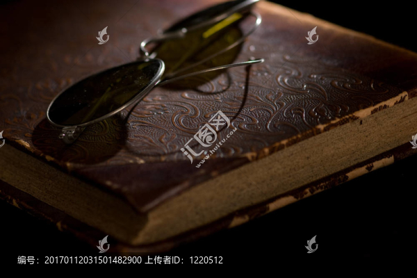 一本老書上的眼鏡