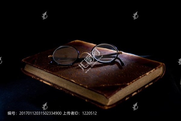一本老書上的眼鏡