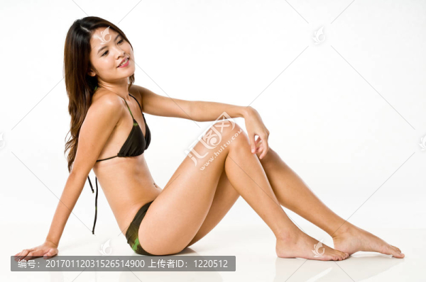在比基尼亞洲女人