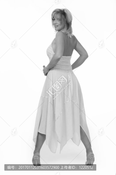穿黃色衣服的女人