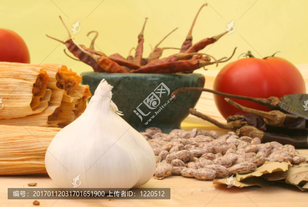 隨著玉米粉蒸肉和香料，大蒜