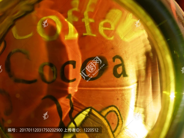 透過玻璃看到咖啡杯