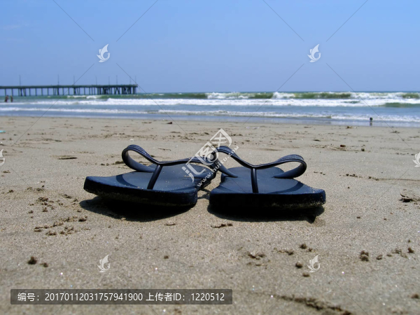 海灘上的藍色拖鞋