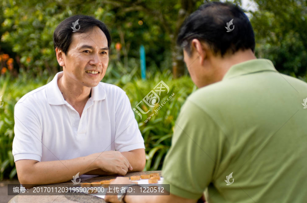 微笑的男人下棋