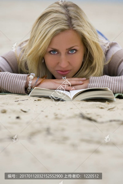 在海灘上看書