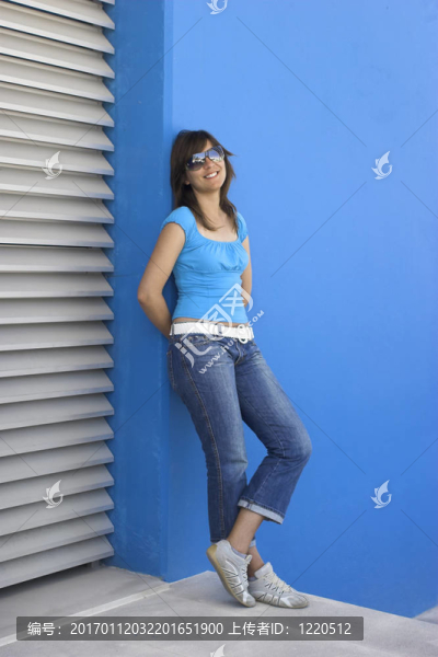 穿藍(lán)衣服的女人
