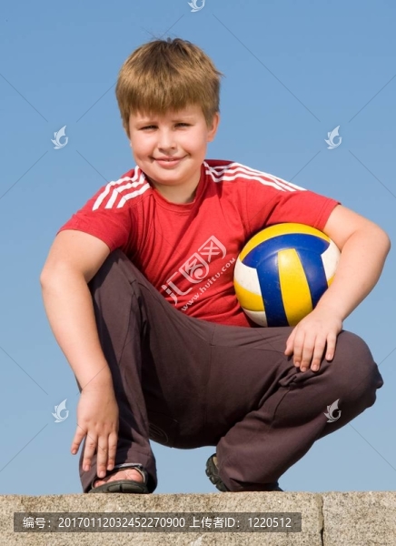 坐著球的男孩
