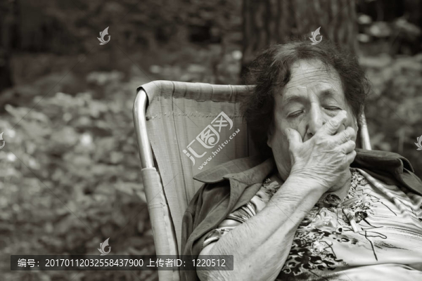 深憂郁中的孤獨的老婦人