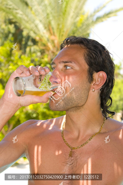 年輕人喝啤酒