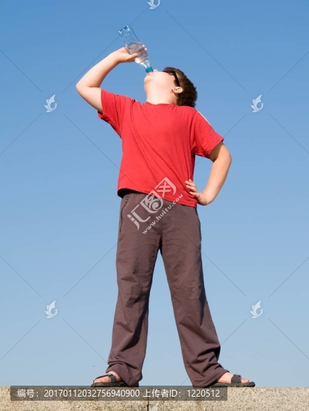 男孩喝的水
