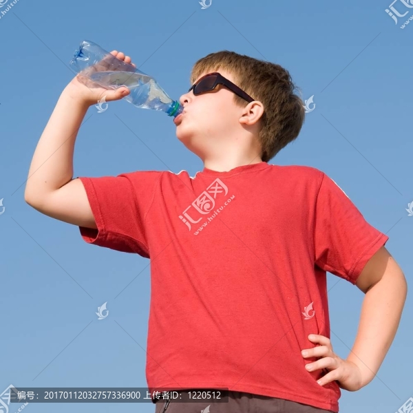 男孩喝的水