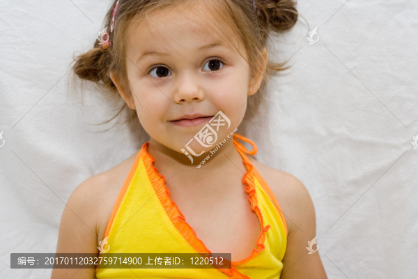 穿黃色衣服的女孩
