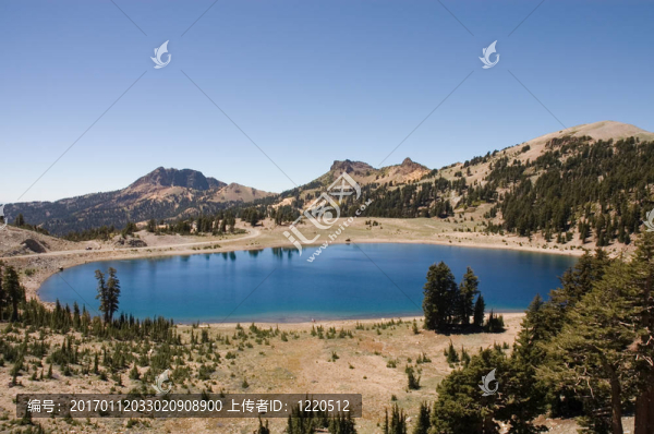 山上的湖