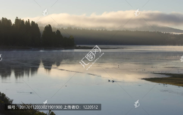 霧蒙蒙的早晨的日出在湖阿爾馬諾