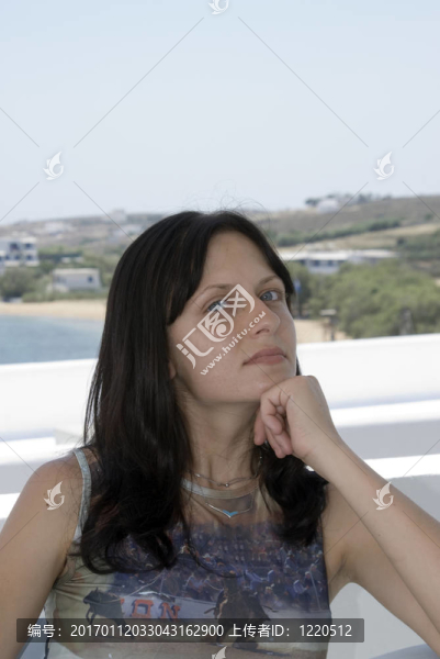 在咖啡館里有魅力的年輕女人