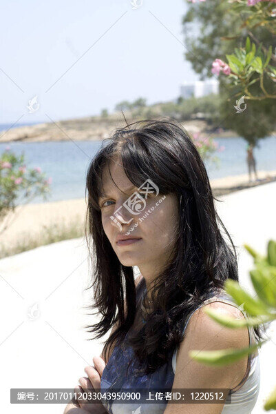 在咖啡館里有魅力的年輕女人