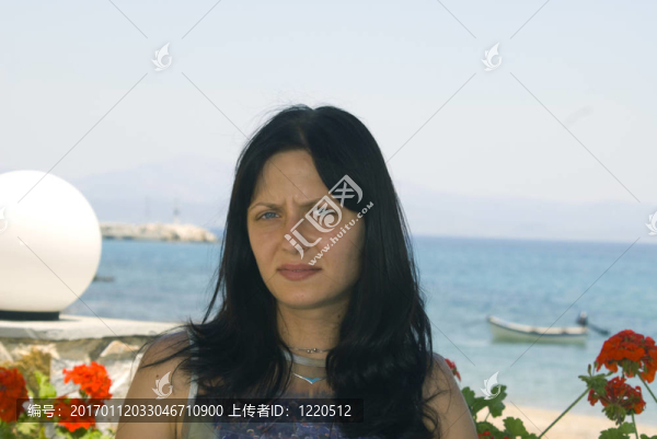 在咖啡館里有魅力的年輕女人