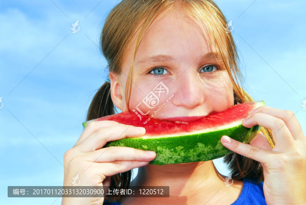 女孩用西瓜