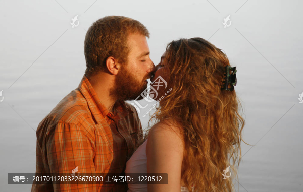接吻的情侶