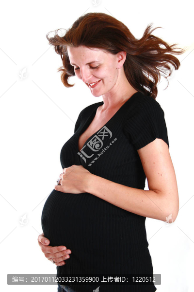 女人抱著她的肚子