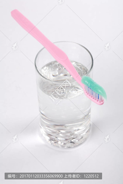 牙刷和水