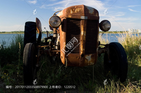 生銹的拖拉機(jī)