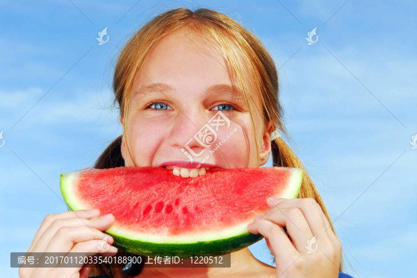 女孩用西瓜