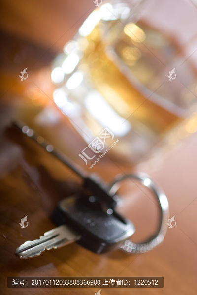 飲料和汽車鑰匙