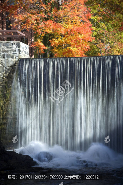 明亮的瀑布