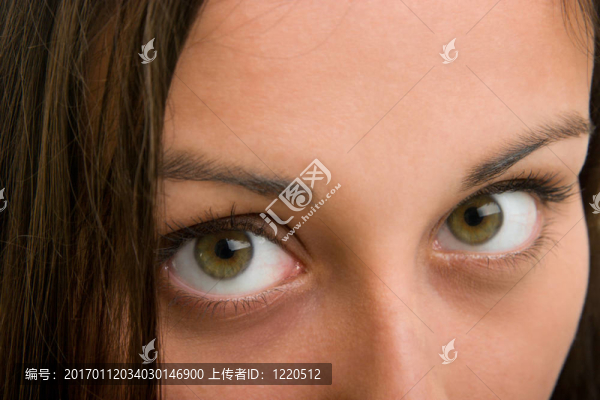 棕色的眼睛看著你