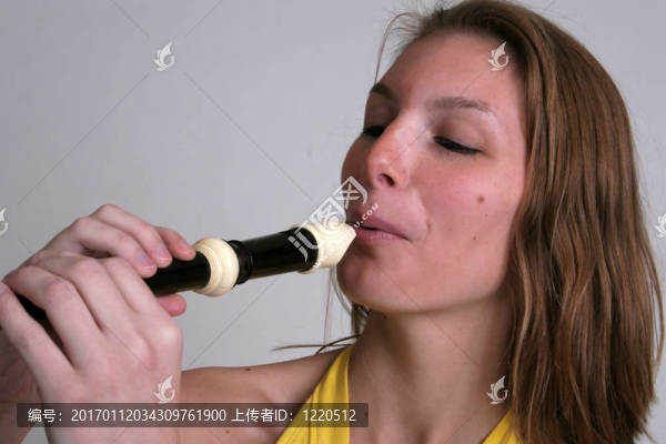 女人吹長(zhǎng)笛