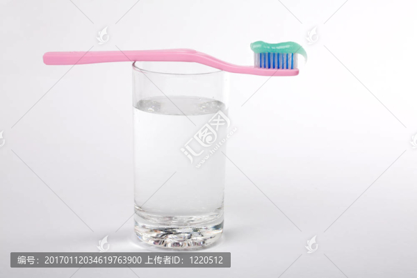 牙刷和水